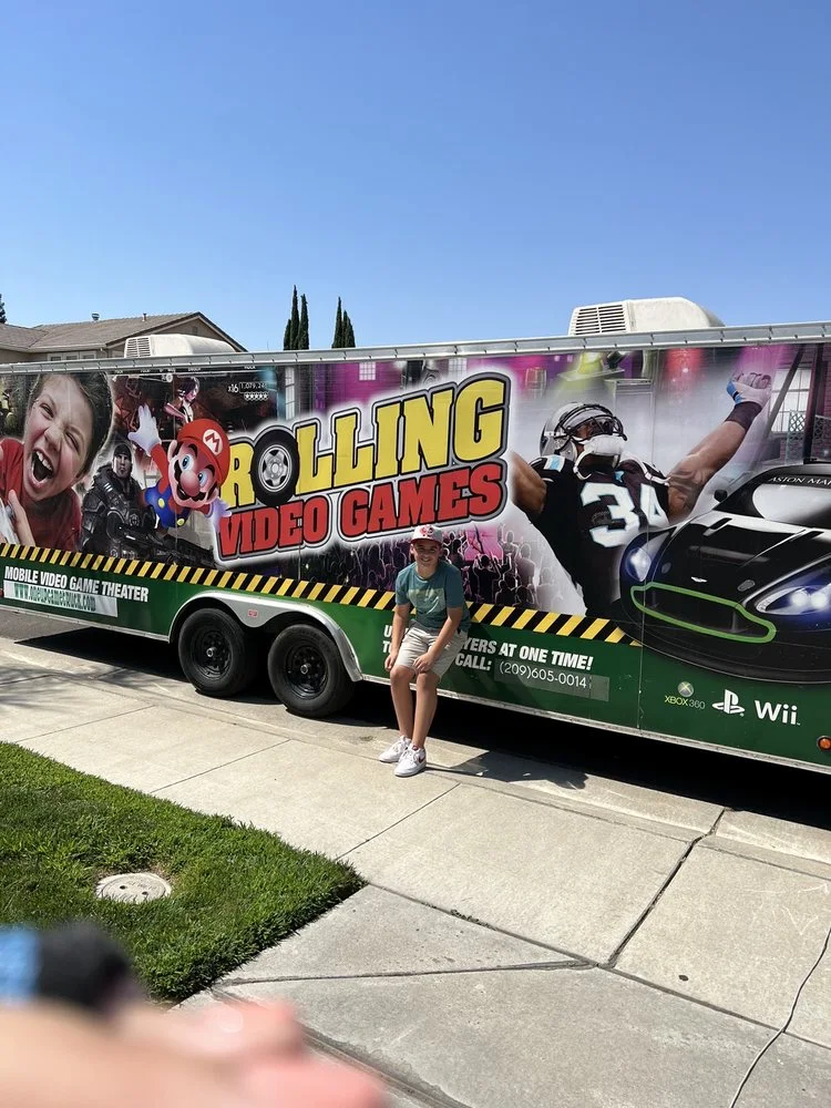 1-Up Game Truck logo