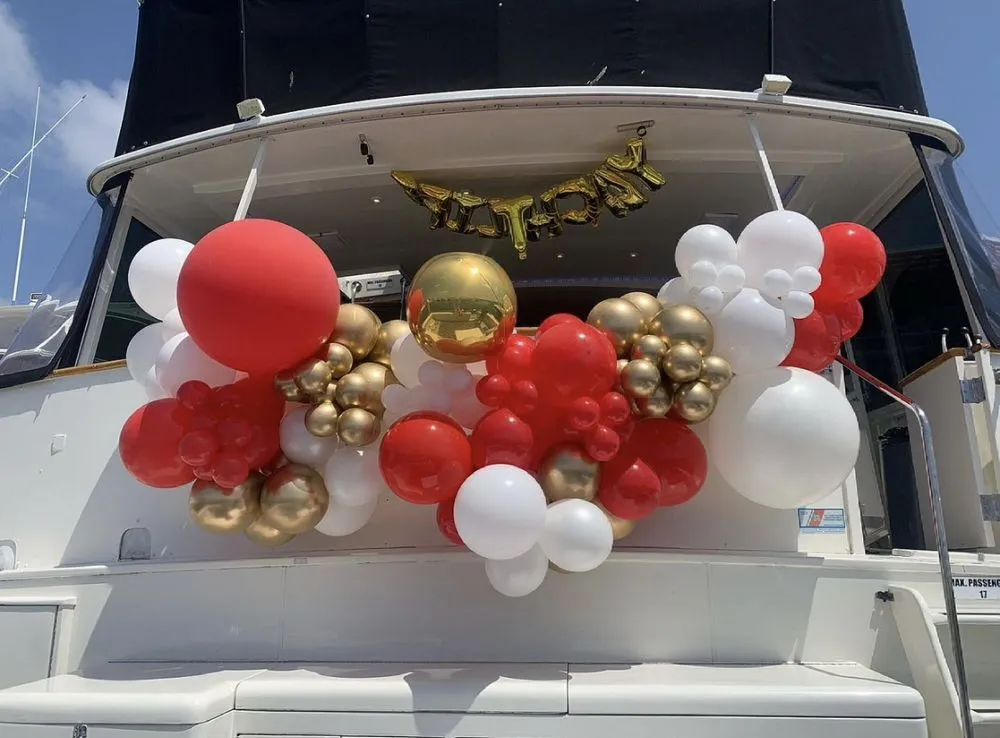 Champagne Yacht image