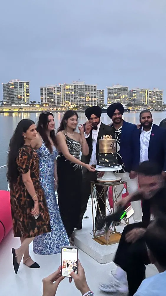 Champagne Yacht image